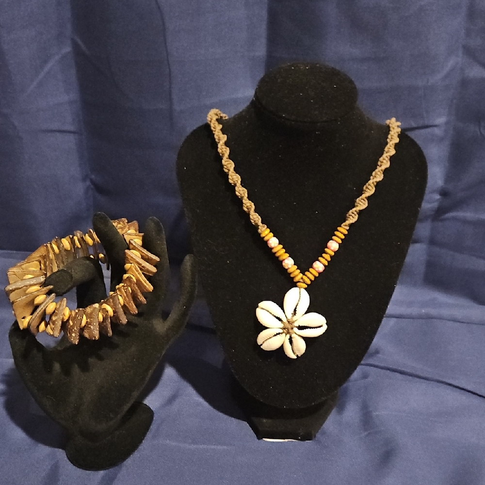 Shell Pendant Necklace and Bracelet Set